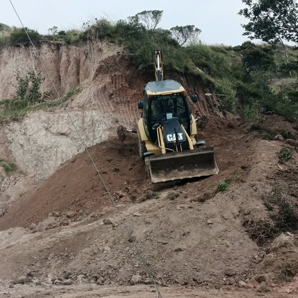 Bacheo y Limpieza de Cunetas en el Barrio Tuchín con Apoyo Comunitario